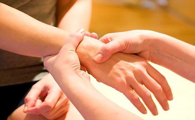 Các bài tập vật lý trị liệu giúp hồi phục cơ tay
