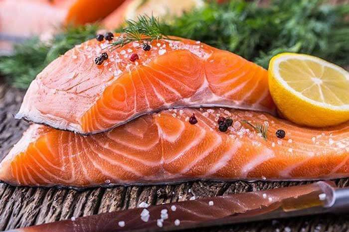 Cá hồi chứa nhiều omega-3 có lợi cho sức khỏe người bệnh khô khớp gối