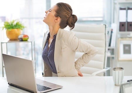 Công việc có tính chất ngồi nhiều cũng ảnh hưởng đến xương khớp