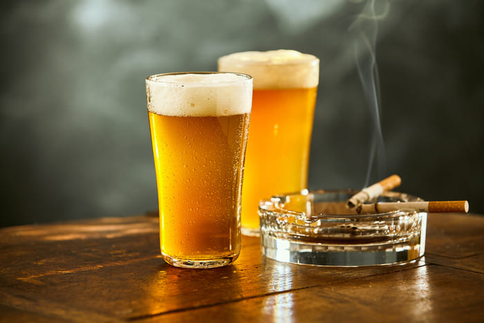 Bệnh nhân xương khớp phải tránh thuốc lá, rượu bia