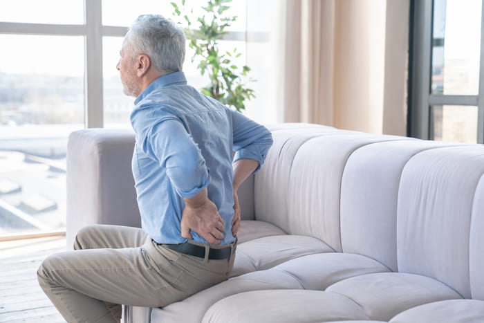 Người già là đối tượng rất hay gặp phải các vấn đề xương khớp